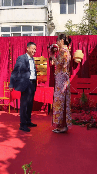 刚开始还以为这是新娘的爸爸呢？
结果竟然是新郎本人？
这个新郎看起来个子不高，年