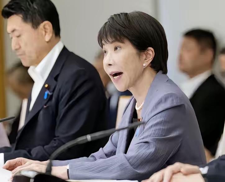 改口，日本扛不住！

高市今天在广岛台上讲话，突然说日本要坚持无核三原则，还说自