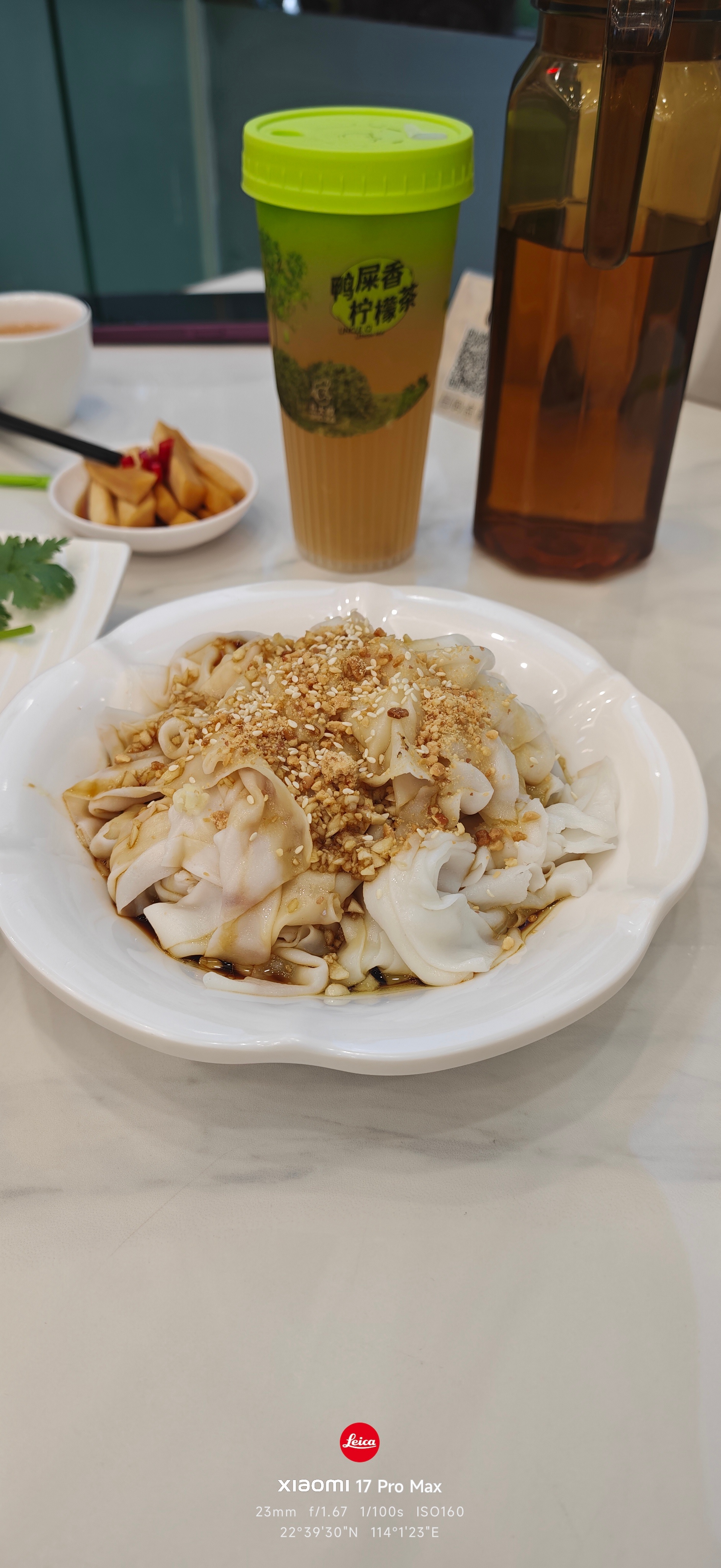 昨晚在龙华吃了家湛江菜，靓鸡，开心的。朋友推荐的店，它家主要还是私房菜和商务宴请