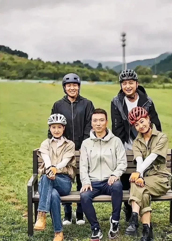 五位央视主持人合影，一眼就看到了康辉icon充满活力，与撒贝宁、尼格买提相比，有