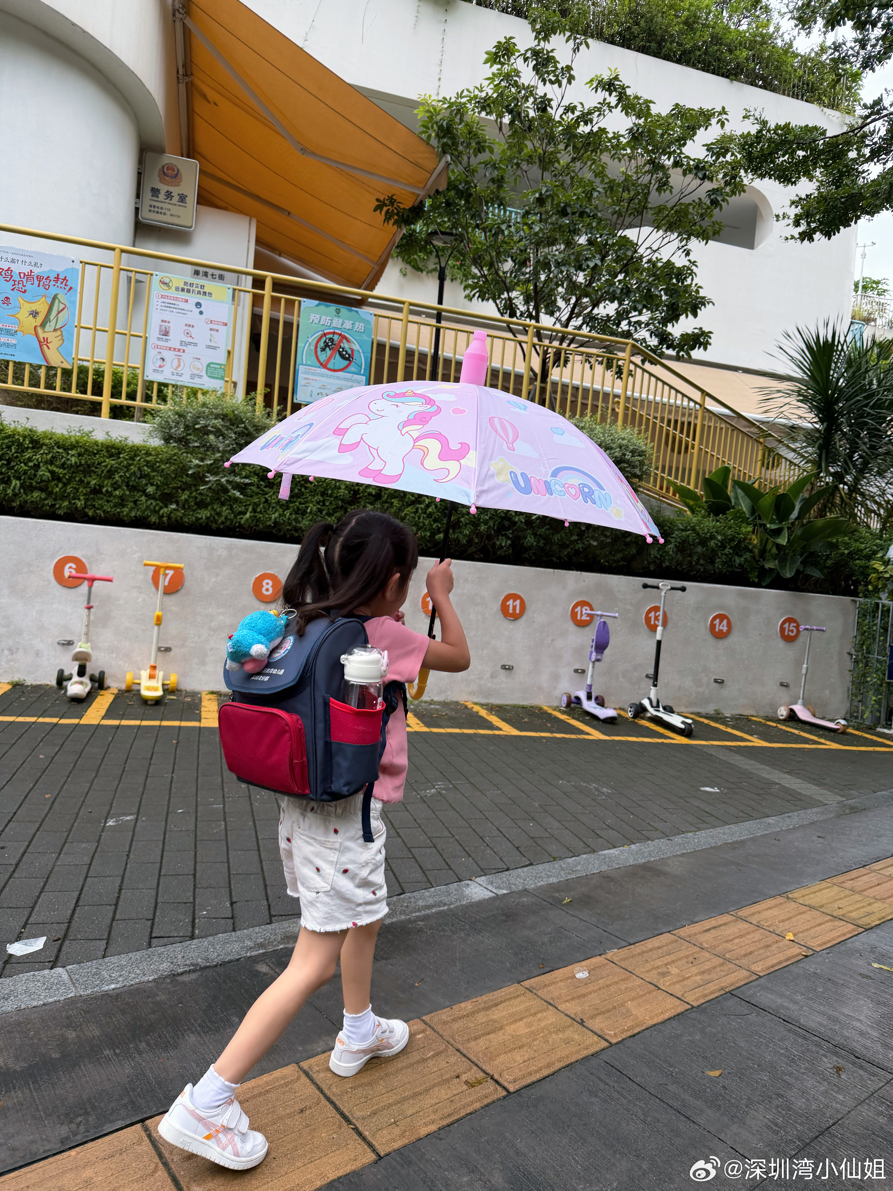 妹妹今天迟到的有点离谱，9:15分才送到幼儿园。这几天闹情绪要求跟哥哥一样立刻马