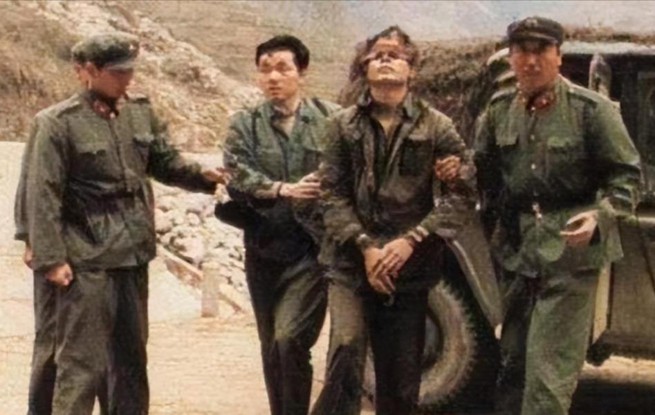 1990年，在中越战俘遣返仪式上，“叛变”军官汪斌拖着仅37公斤重的身体，颤颤巍