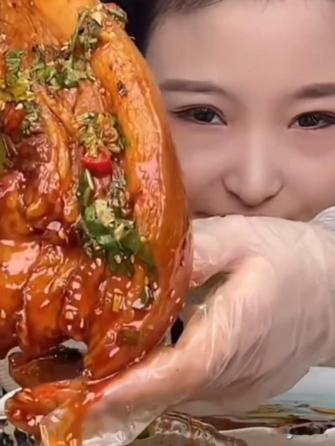 近日，24岁吃播网红“干饭莹莹”因长期暴食催吐导致严重低钾血症，于8月17日心脏
