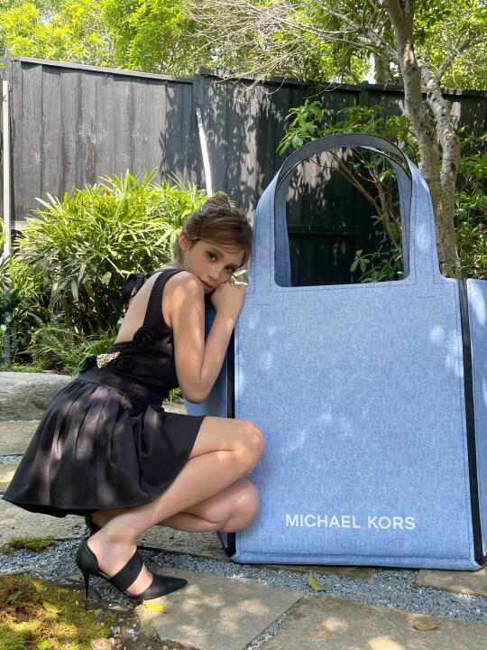 𝑭𝒐𝒓𝒕𝒖𝒏𝒆 𝒇𝒂𝒗𝒐𝒓𝒔 𝒕𝒉𝒆 𝒃𝒐