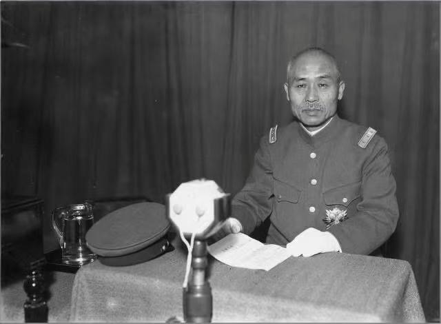 下面两位日寇军官很面熟啊，一下记不起名字了，第二位好像叫石莞什么？都是侵华战争的