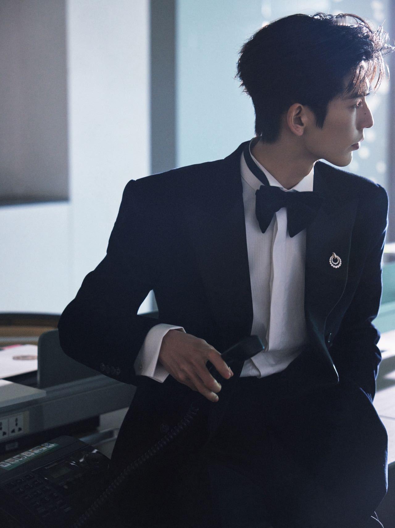 张凌赫投行男主有脸了 这么帅的图张凌赫居然有18张！张凌赫出神图的含金量🈶举手