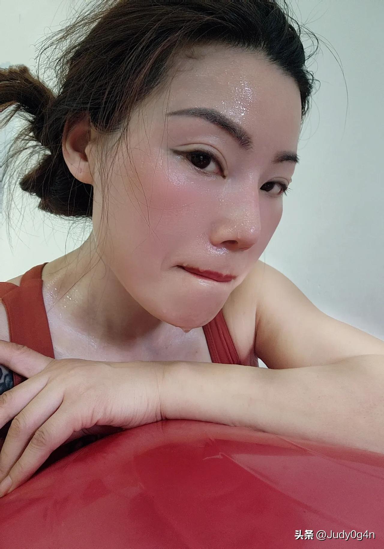 喜欢瑜伽后大汗淋漓的感觉，红彤彤的皮肤美美哒！汗水治愈一切情绪 汗水就是最美的保
