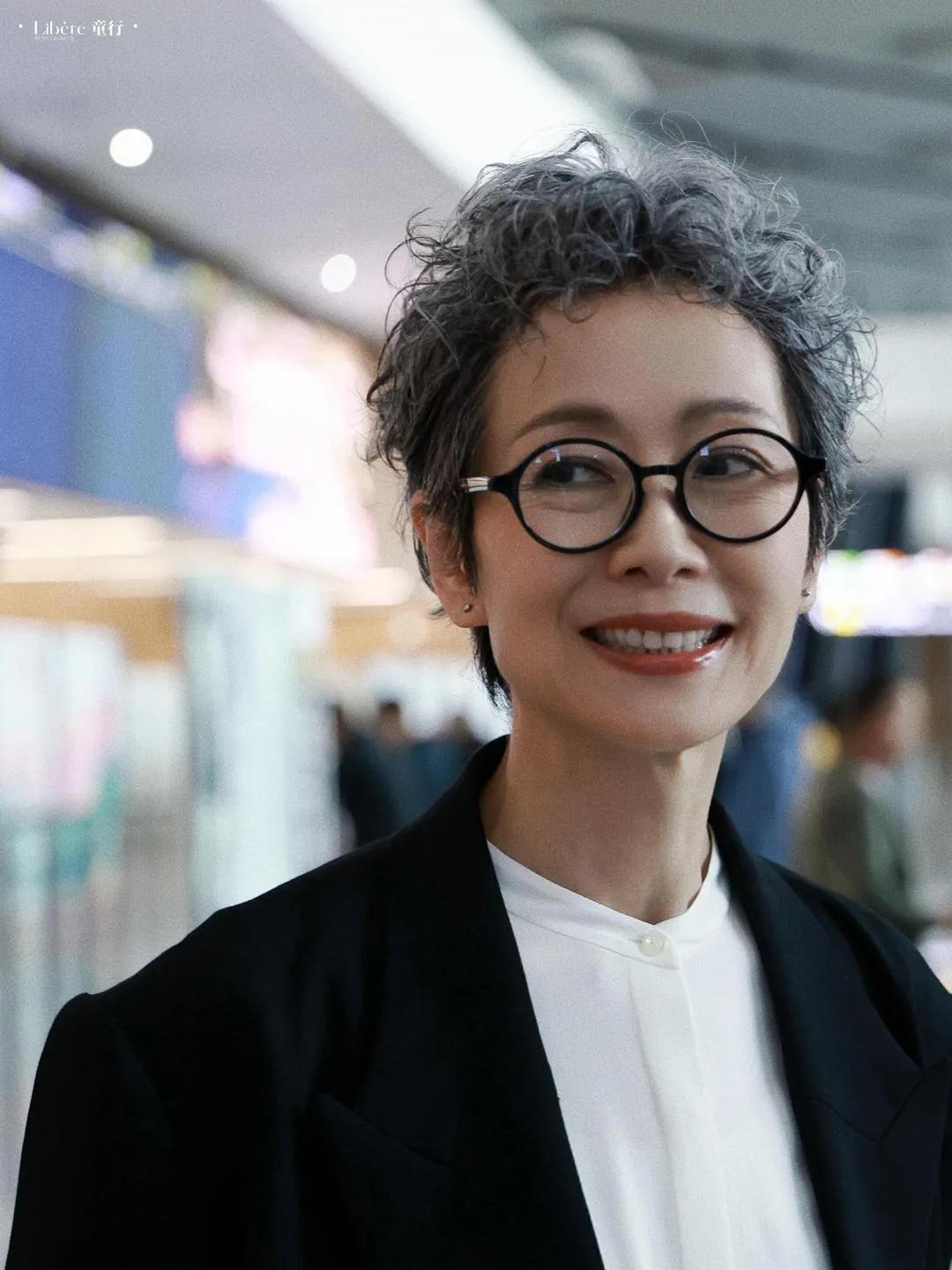 谁能想到叶童已经60+了！银灰色羊毛卷短发直接把年龄感焊死在20岁，黑西装+白衬