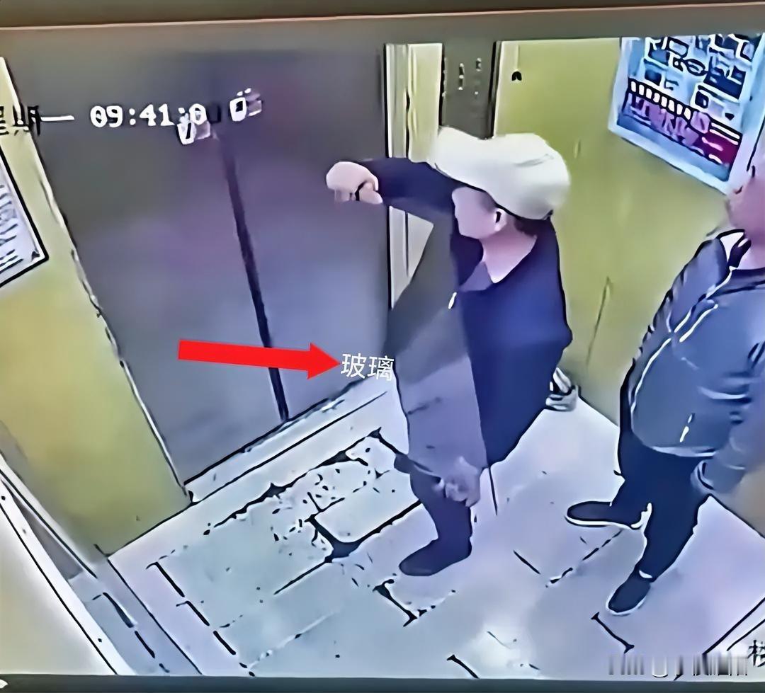 这位大哥真是躺着也中枪啊。在某地一小区的电梯监控显示，一名男子刚进入电梯，后面就