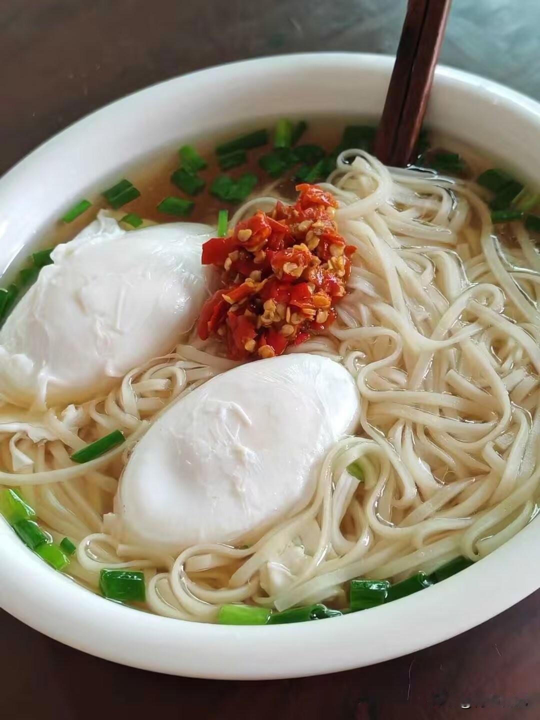 朋友问我股票赚钱了么？

我微微一笑，这个问题问得好。

上周我看中一只票，研究