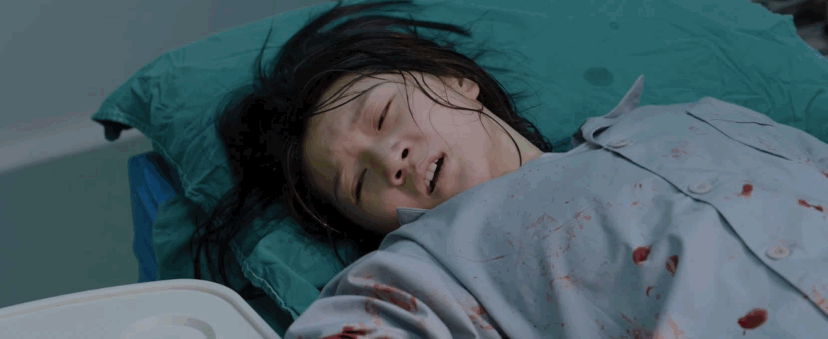 意外工伤是先救人还是先索赔人命关天，居然还分先后？💧女孩重伤送医，工厂第一反应