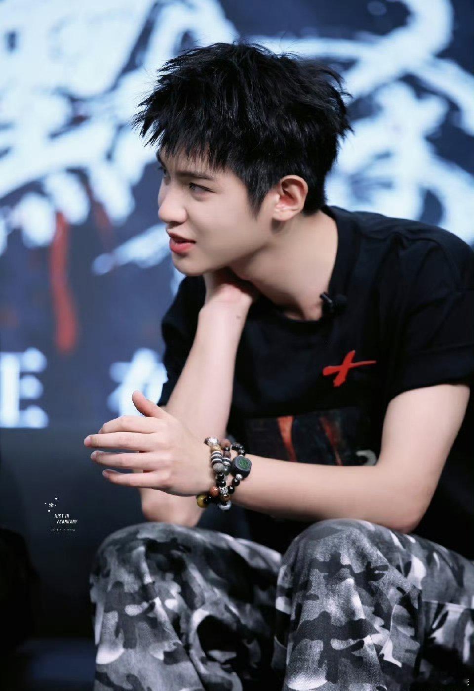 #黄明昊怒音唱有点甜#谁懂，看见我们的黄明昊此次的音乐表现也是满满的快乐，毕竟还