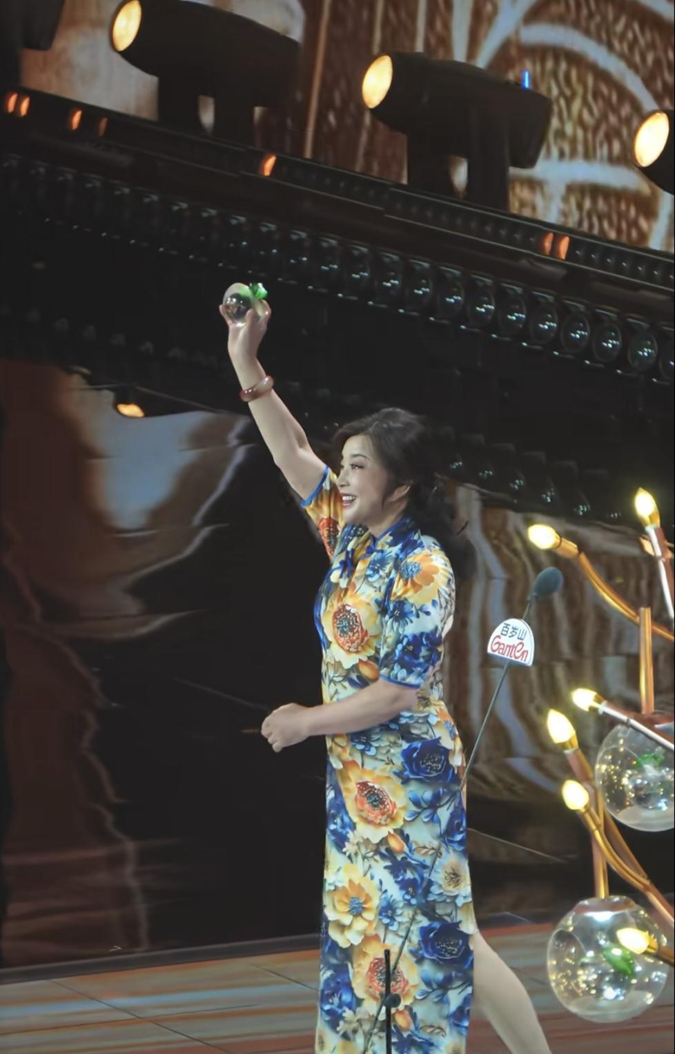 花团锦簇，她慢步走上领奖台，很难相信已经75岁了，她就是刘晓庆！东方卫视，东方娱