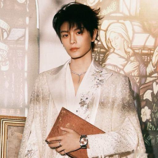 丁禹兮头像有海棠花 禹兮又双叒叕让粉丝尖叫，微博头像换成带海棠花的，这是他无声的