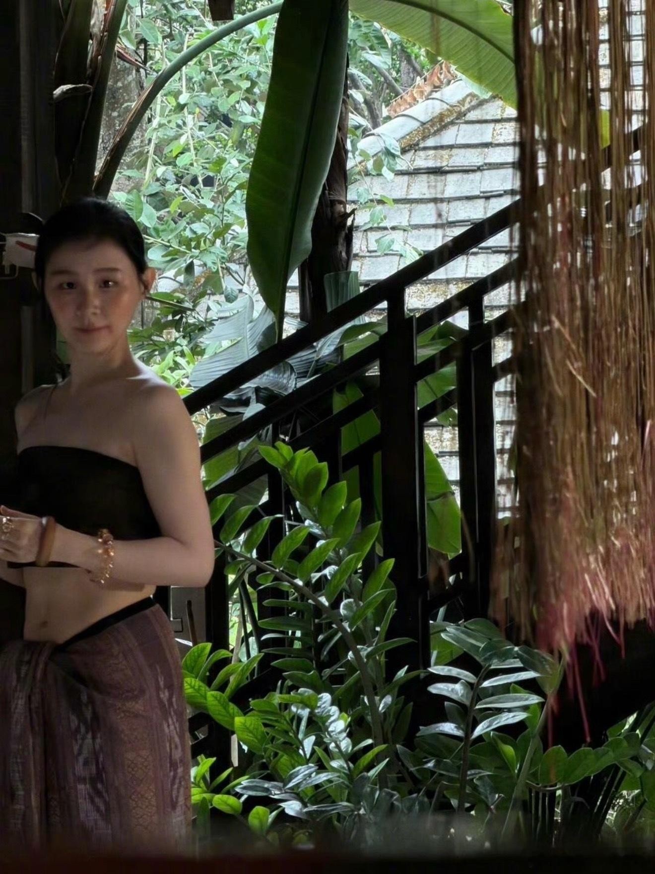 金靖瘦到认不出来 有网友偶遇金靖拍摄，真的瘦到一时间没认出来！整个人线条纤细又轻