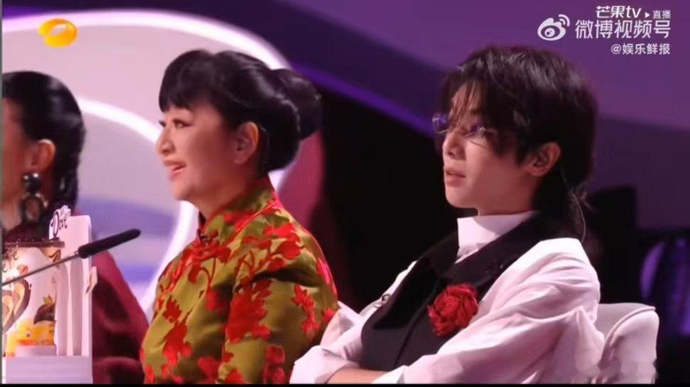 华晨宇殷秀梅眼睛瞪得像铜铃 声鸣远扬 笑晕在屏幕前！评审的大胆想法让两位导师同步