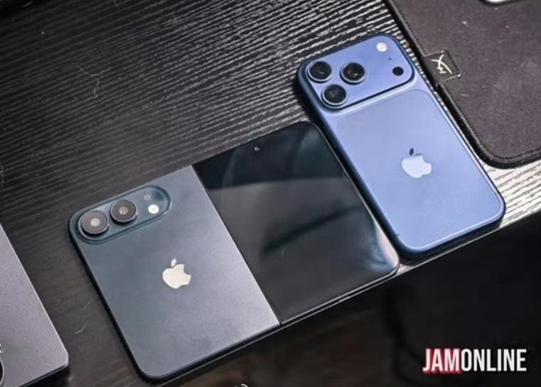 iPhoneUltra黑色机模折叠与展开形态，比例接近华为Pura X，展开后视
