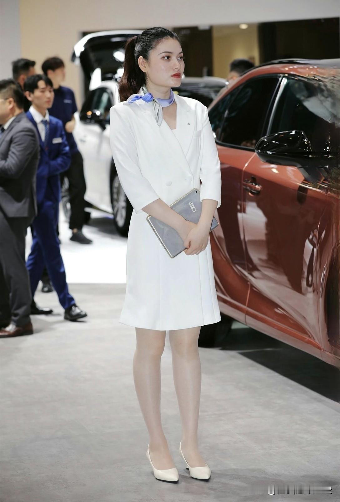 优雅车模在车展惊艳亮相，白色西装搭配紫色丝巾，尽显时尚与专业