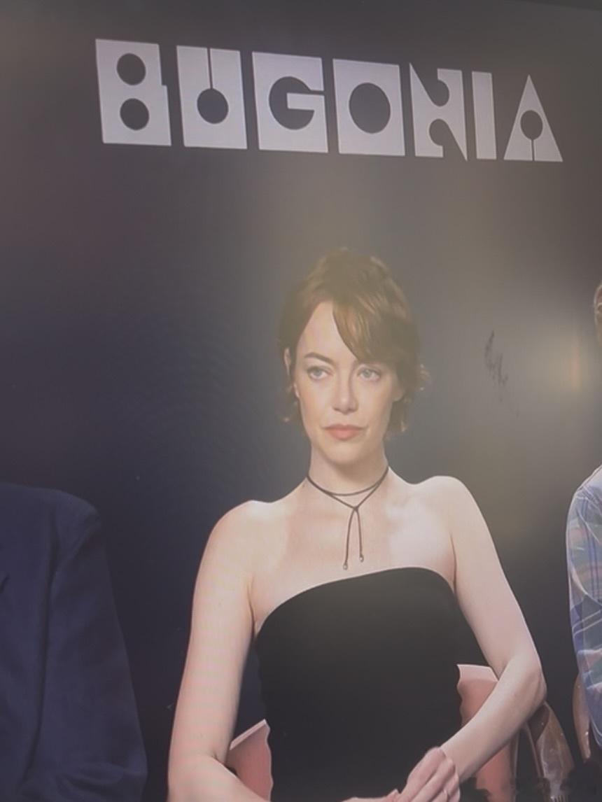 Emma stone艾玛斯通在威尼斯开启新片《Bugonia》的宣传，新预告也将