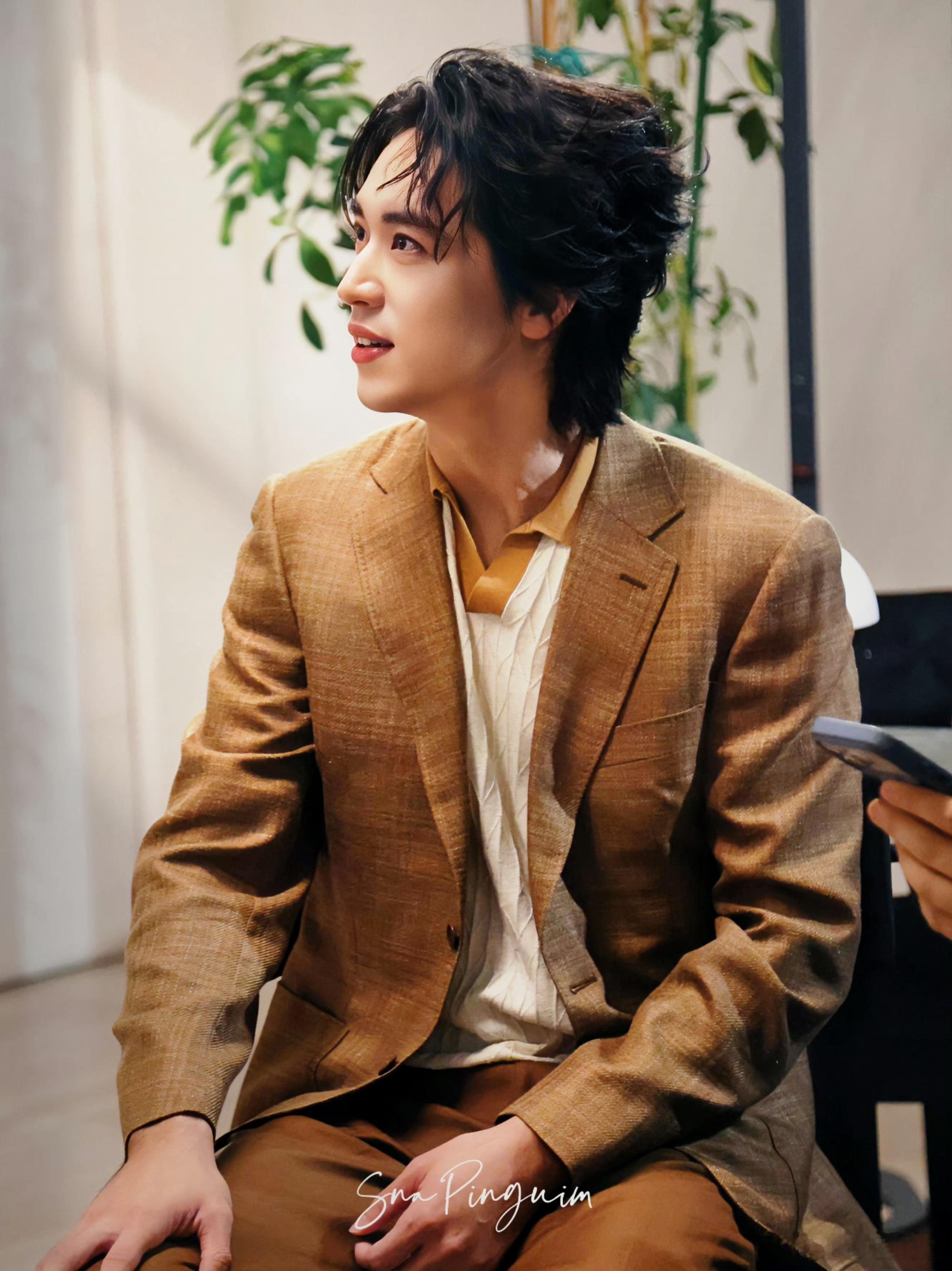 许魏洲米兰签名界鸡排哥 受品牌邀请亮相米兰的许魏洲，用实力诠释宠粉，驼色西装尽显