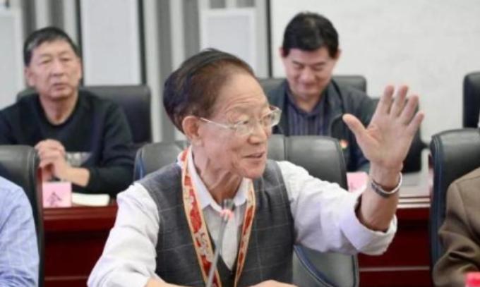 "我老了，不需要那么多钱。"2020年，一生抠门的大学教授王泽霖，却大手一挥捐出