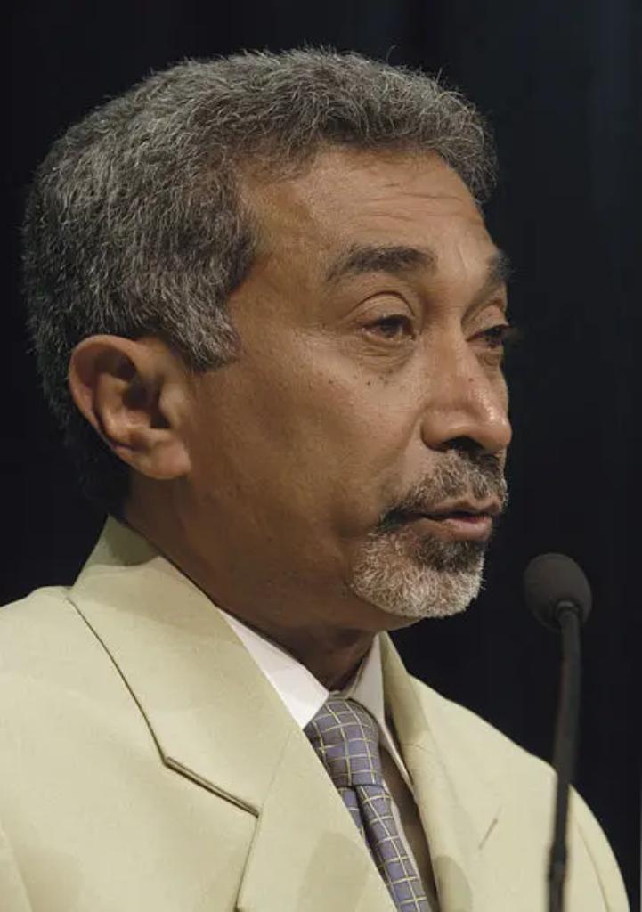 东帝汶总理夏纳纳·古斯芒在签署东盟入盟文件时难掩激动，热泪盈眶。他称这是“历史性