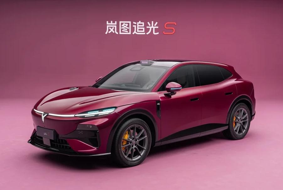 全球首款科技FUV岚图追光S 预售开启，杨洋现场下订成001号车主。新车预售价3