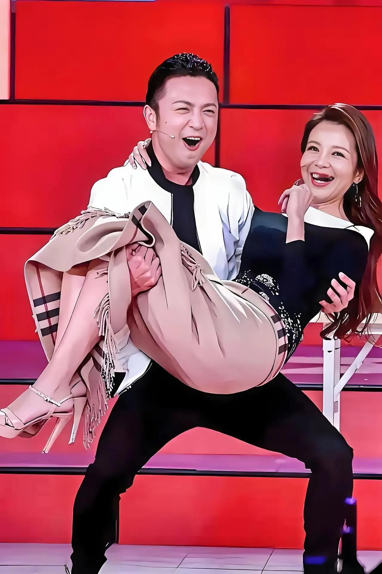 在表演节目时，尼格买提给朱迅一个公主抱并转圈，这彼此之间长期合作默契十足，让人感