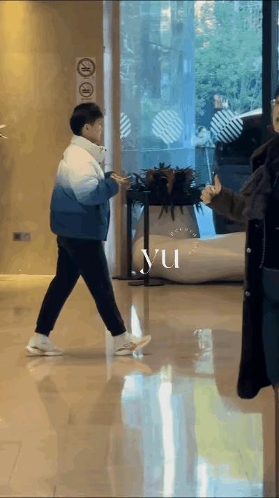 莎莎现身上海大酒店，可爱又苗条！

哇塞，今日的莎莎真是勤劳的小蜜蜂，起的好早呀