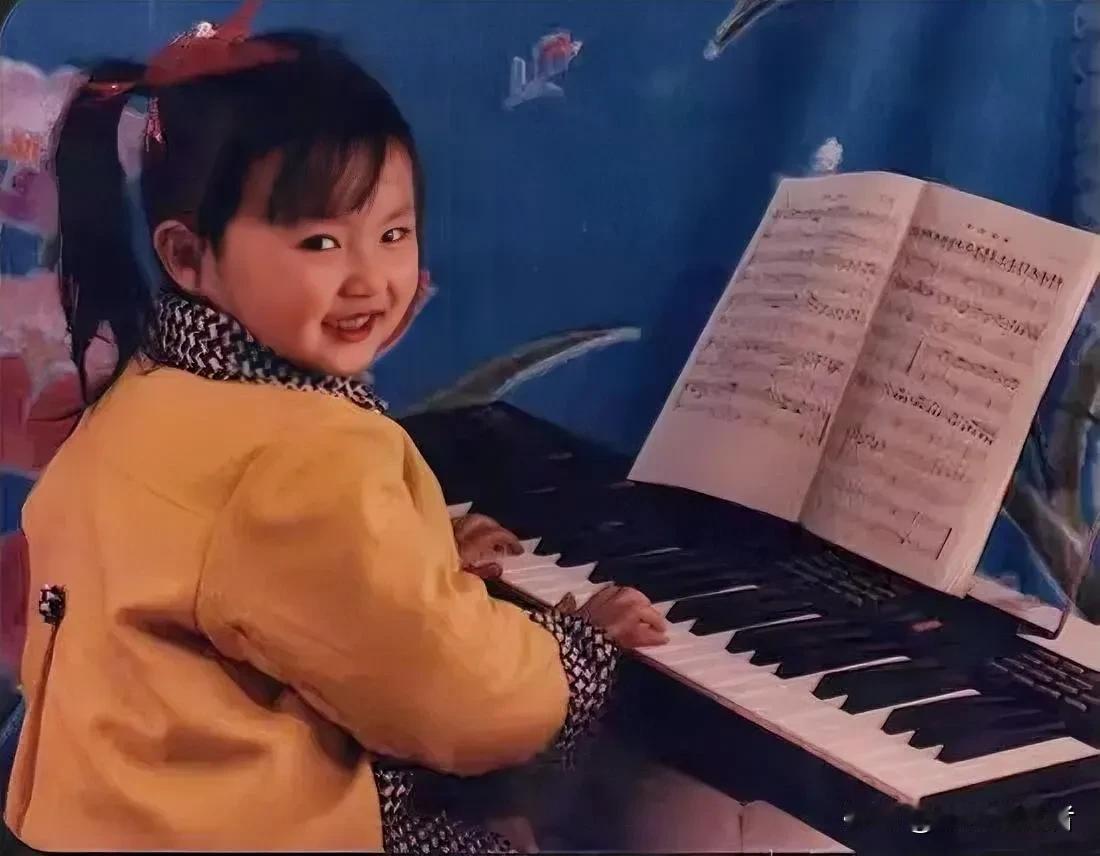 这张照片拍摄于1988年的上海，照片中的小女孩只有4岁，但已经是一名合格的钢琴初