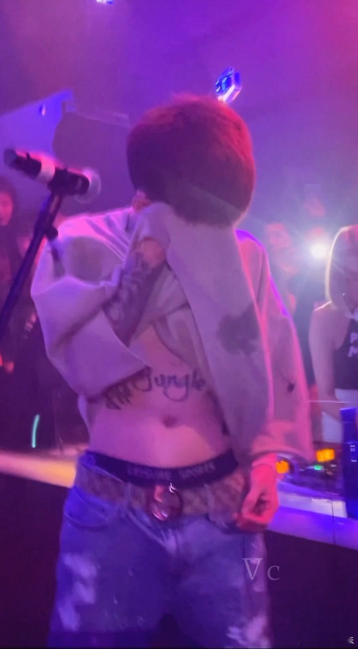 小狗狗，在擦脸啊！！！！！！！！！ 