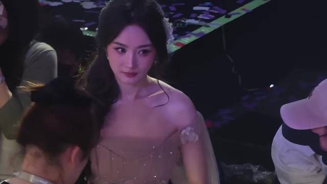 杨幂王者荣耀共创之夜第二套造型出场！惊为天人的美貌[爱慕]