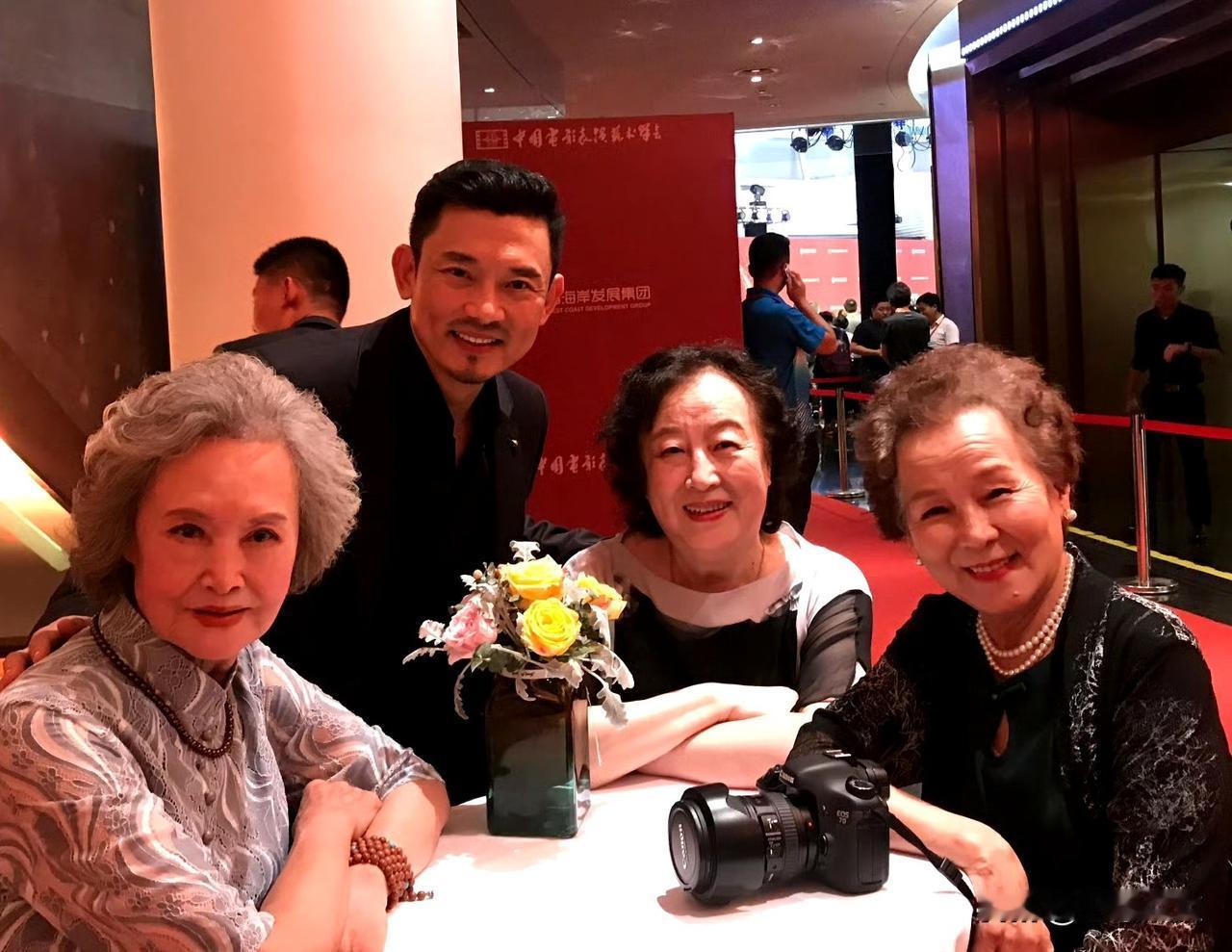 三位女士分别是北影、上影的电影演员，上世纪五、六十年代，她们参演过《舞台姐妹》、