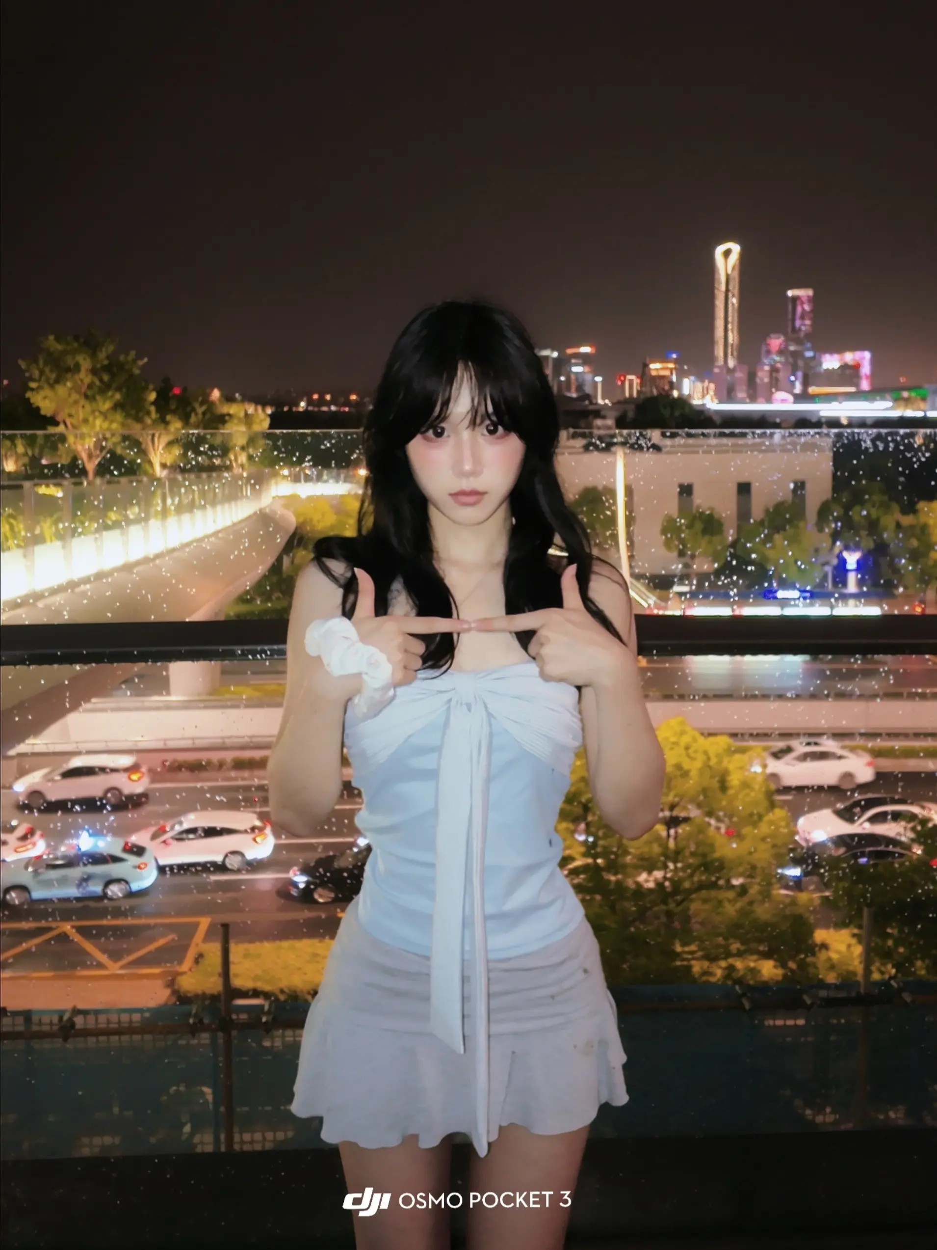 文静小女生 正面一般 背面绝了？！穿上裙子就看不见肌肉啦 骗你的 转身...