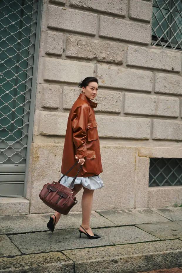 无论环境如何，保持自信和优雅，无论何时都能闪耀！✨👠关键是，脚不冷吗？