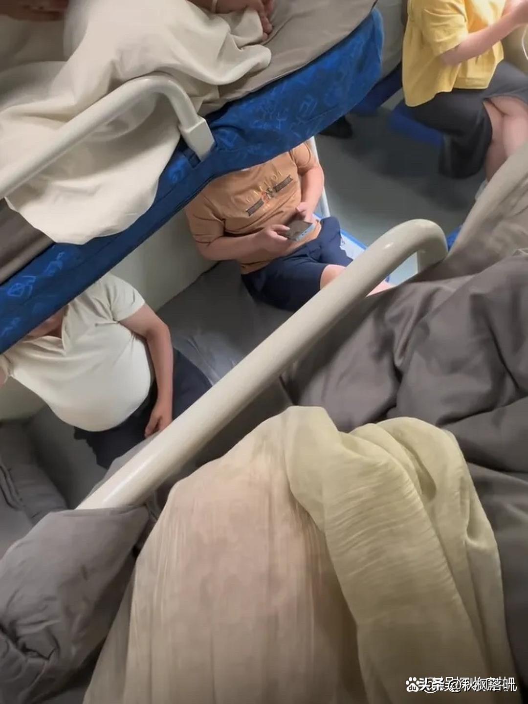 在火车上上铺睡一觉醒来
看到这一幕，有点尴尬
不敢下去了