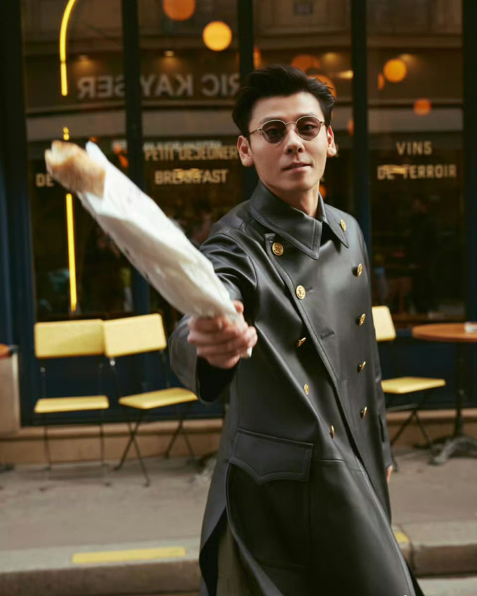 蒋奇明巴黎时装周路透太有范儿了吧！皮衣一穿，小嘴一抿[好喜欢]这不一把子被吸引住