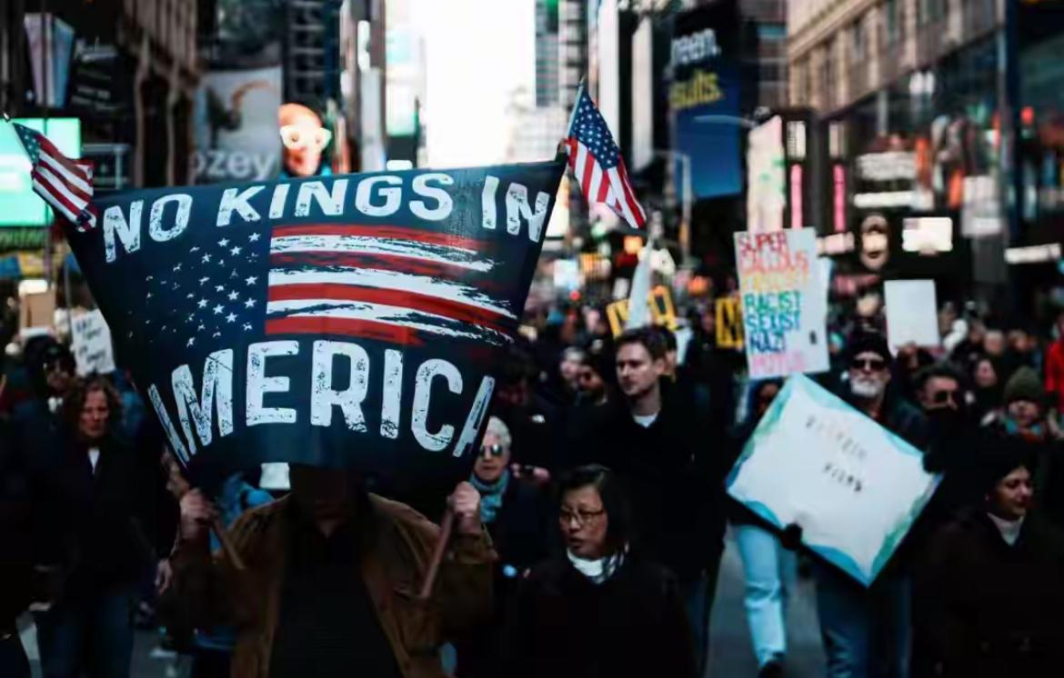 炸锅了！
美国单日3100+场抗议，900万人参与，或成史上最大规模集会
美联社