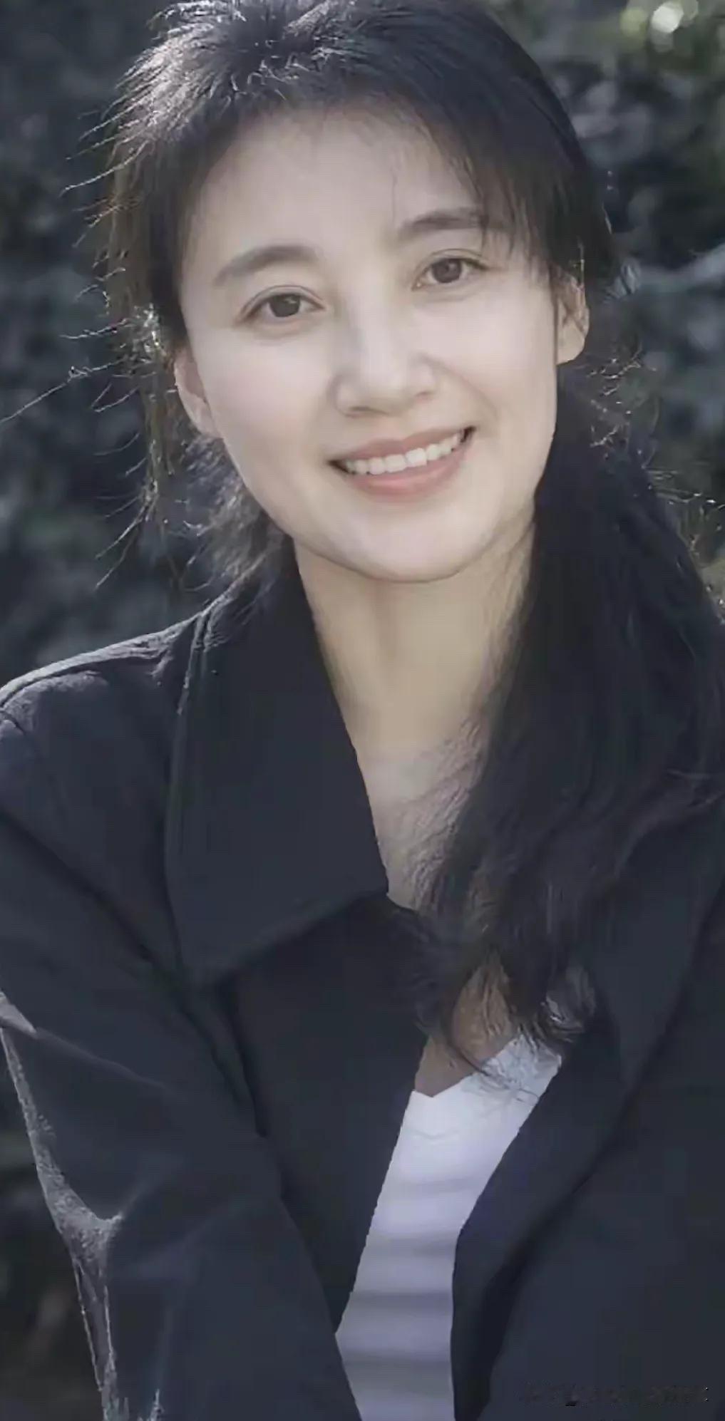 她长得好美啊，纯素颜，但只要她一出场就能让你眼前一亮的感觉，颜值不输娱乐圈里的高