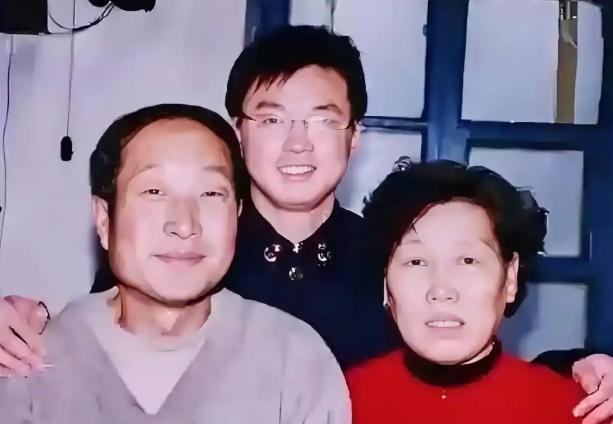 1997年，19岁战士因救人英勇牺牲，父母多次晕倒，可没想到20年后，战士母亲离