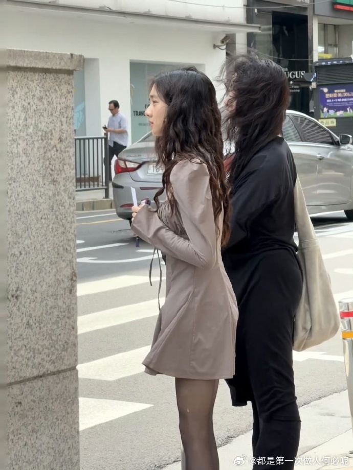 被美到！首尔偶遇孙莉黄多多母女，黄多多一袭碎花裙配短靴，清新又有范儿，这衣品完全