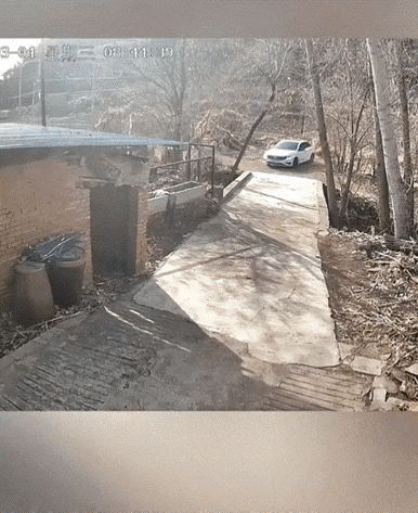 辽宁，一男子独自回到无人居住的老家过年，春节结束后，男子又要踏上返程务工之路。可