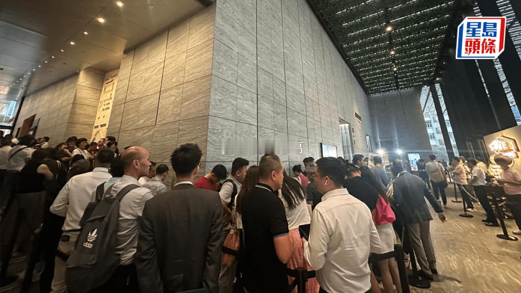 昨天，香港一新盘开盘，近2000人抢88套房，户型是448-778平方呎（42-