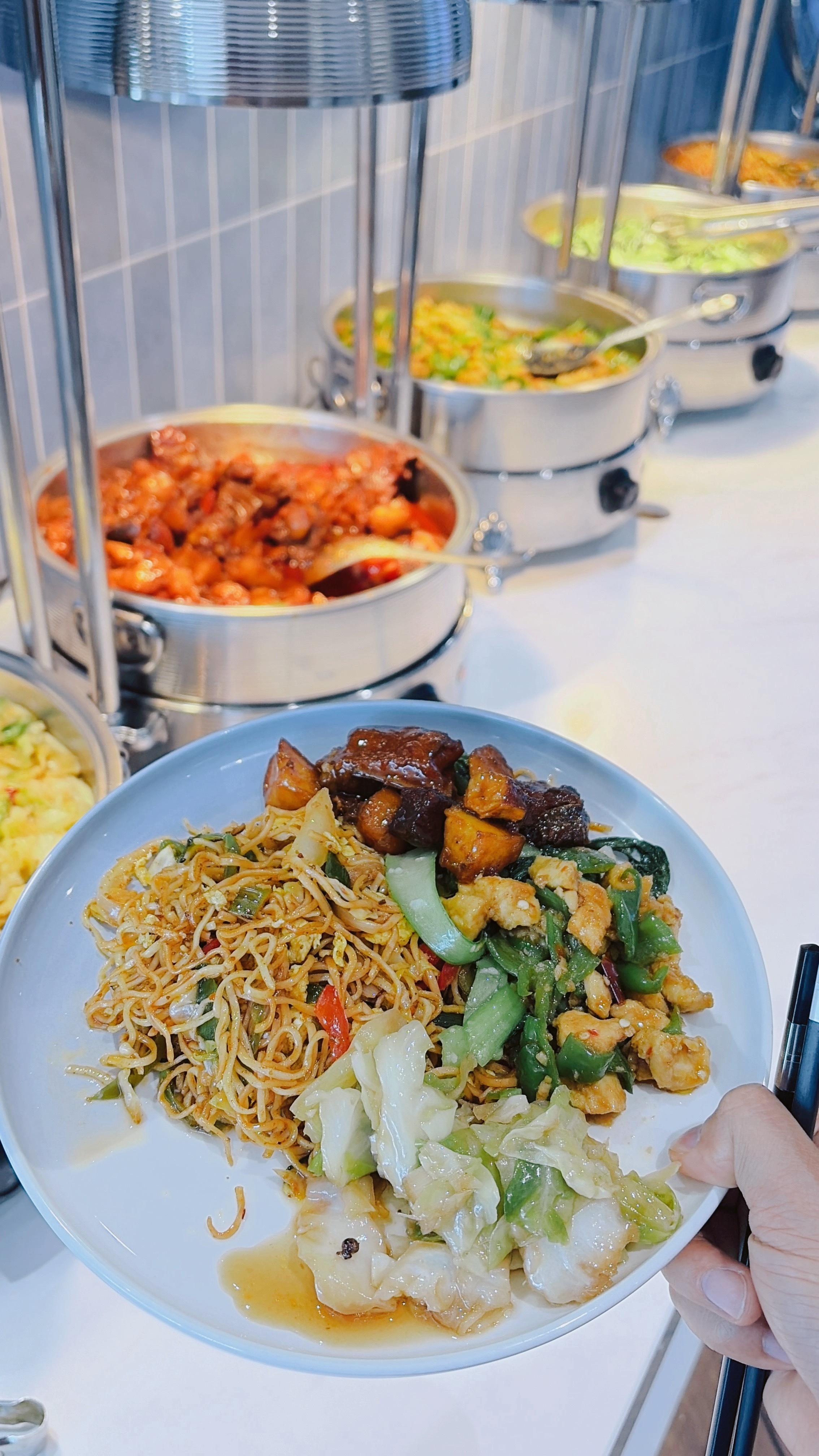 中午约了销售，来鸿蒙大饭店蹭个饭好像销售不能进来吃，只能客户进 