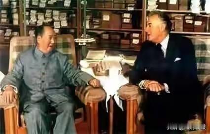 既然美国西点军校，能够把毛主席的《论持久战》列入学员必修课，足以说明，毛主席在美