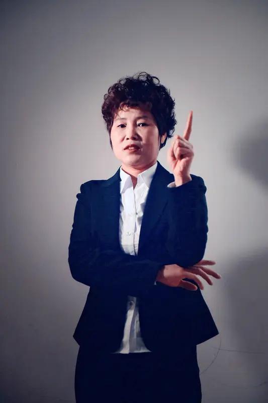 复旦大学陈果说:‘没有任何一个女人会在自己喜欢的男人面前表现得很强势，而强势其实