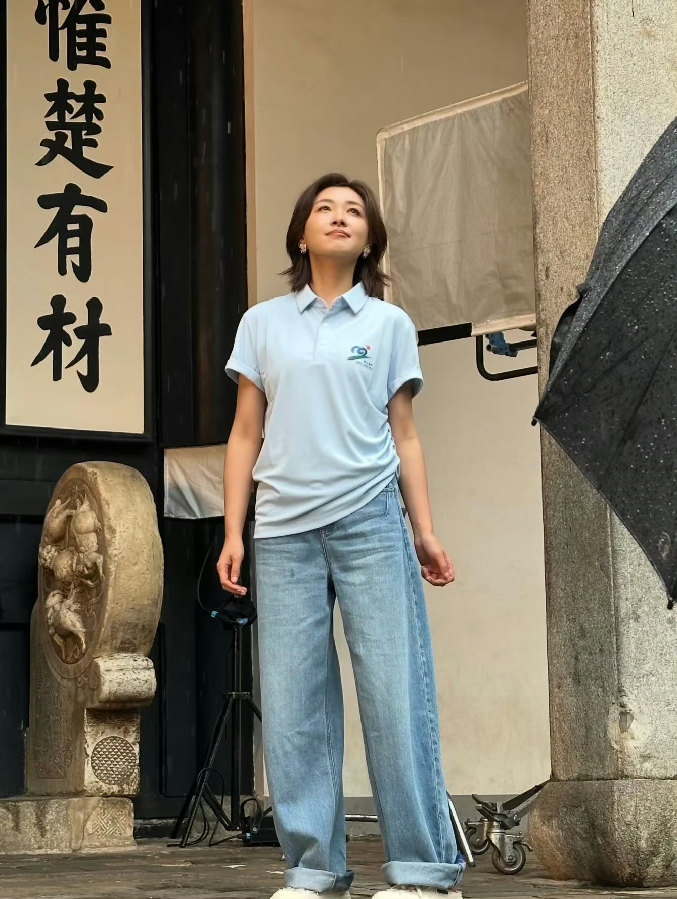 岳麓书院偶遇万茜游客在雨中的岳麓书院偶遇万茜这套穿搭真的好简约厂服的简约[捂嘴哭