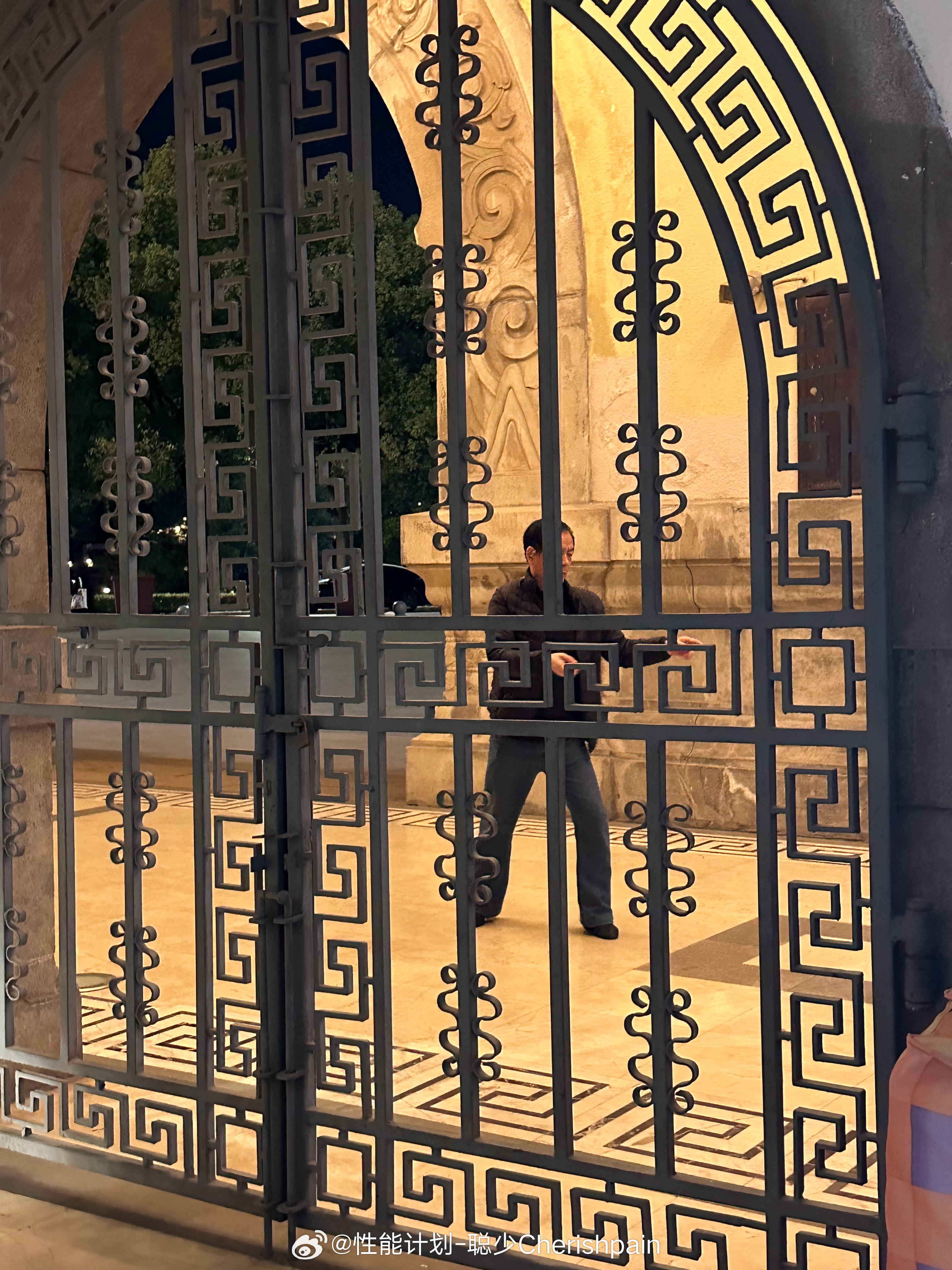 恍惚间不知道发生甚么事了，我还以为是马老师 