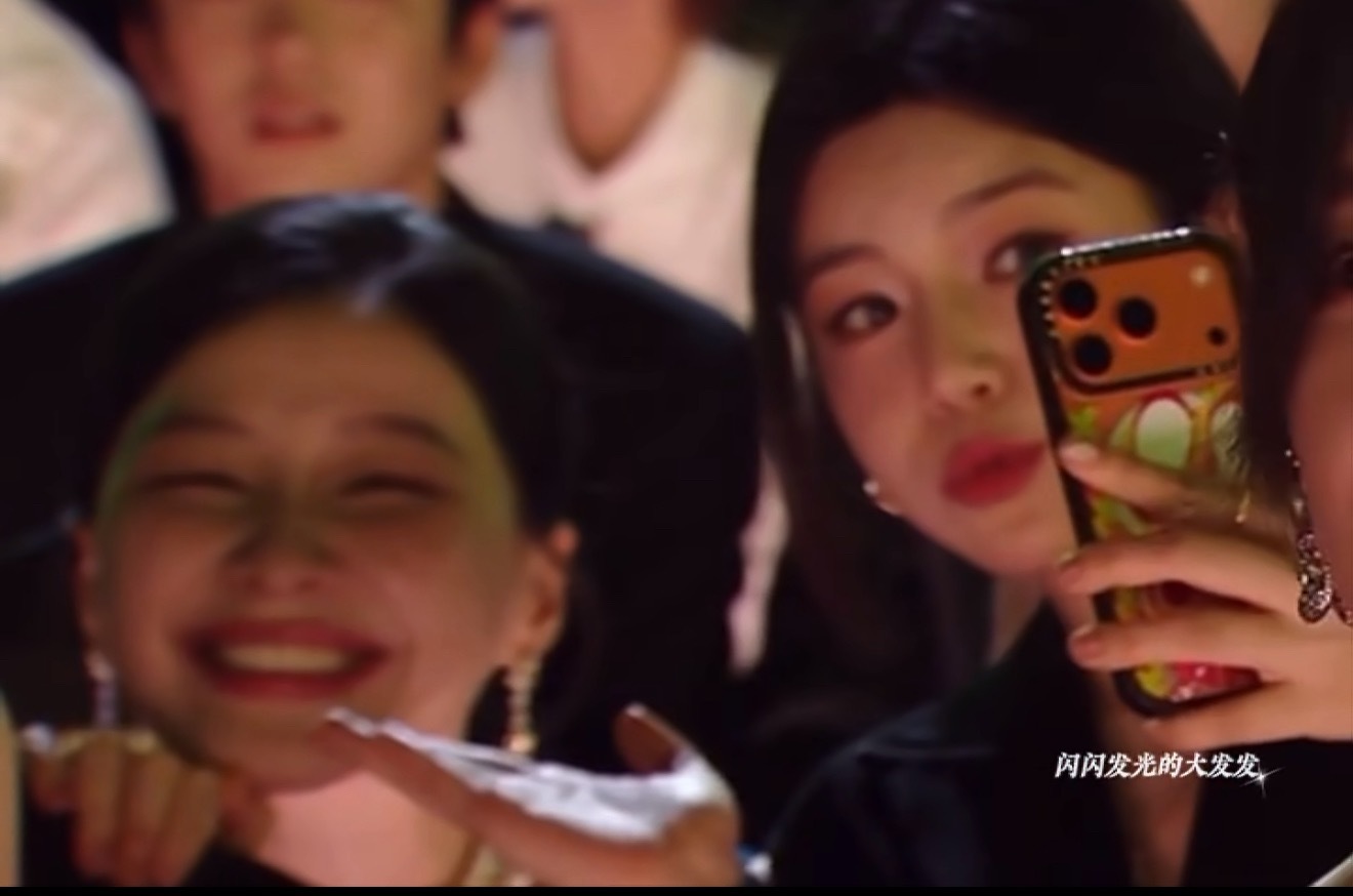 陈妍希和金靖合照陈妍希和金靖拍合照了，周柯宇的姐姐和新姐姐同框了，赶紧把合照发出