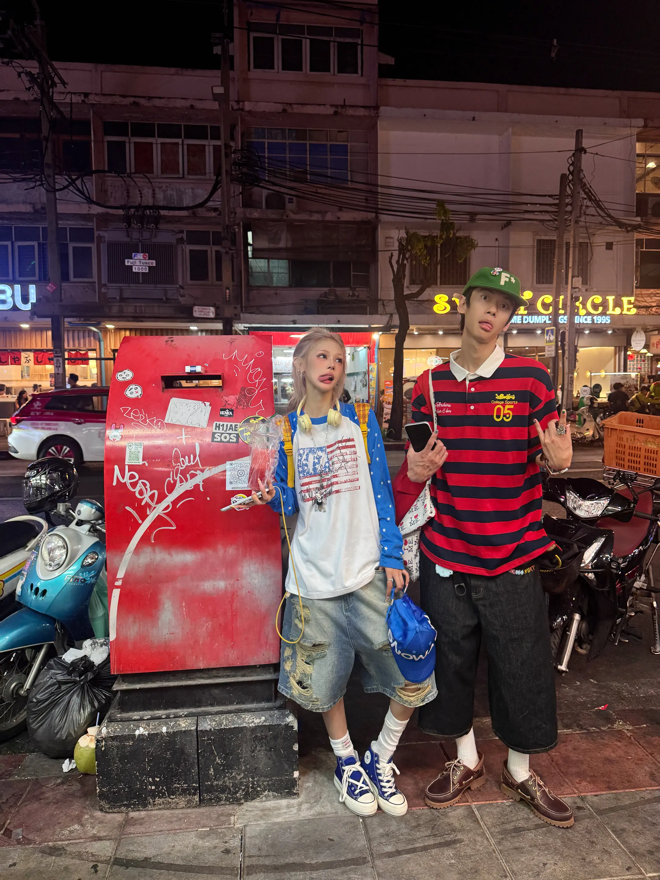 两个精神小伙。（这个bgm的适配度…